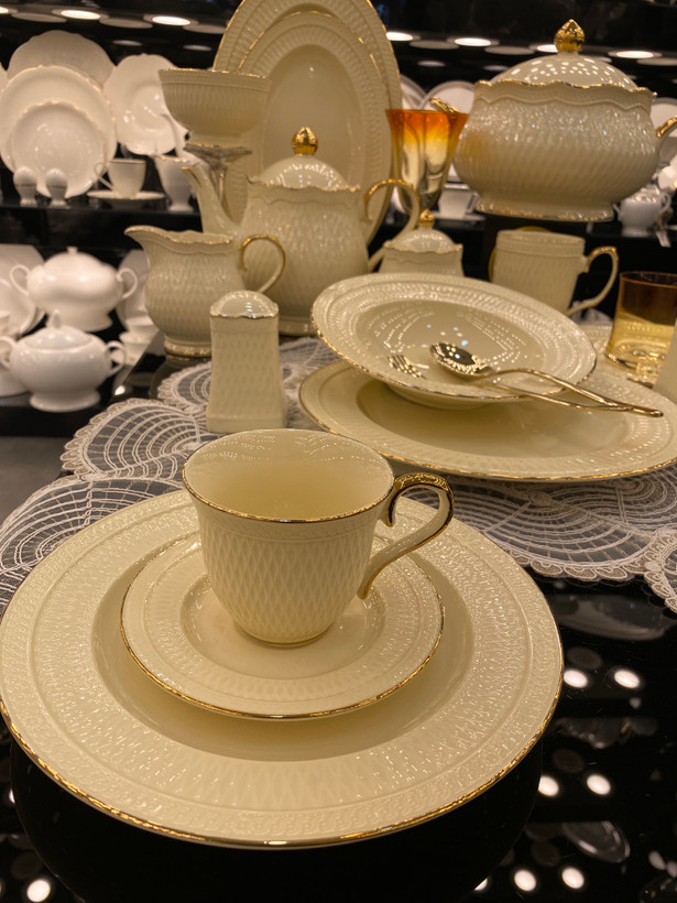 سرویس ۱۸نفره کرم گل برجسته